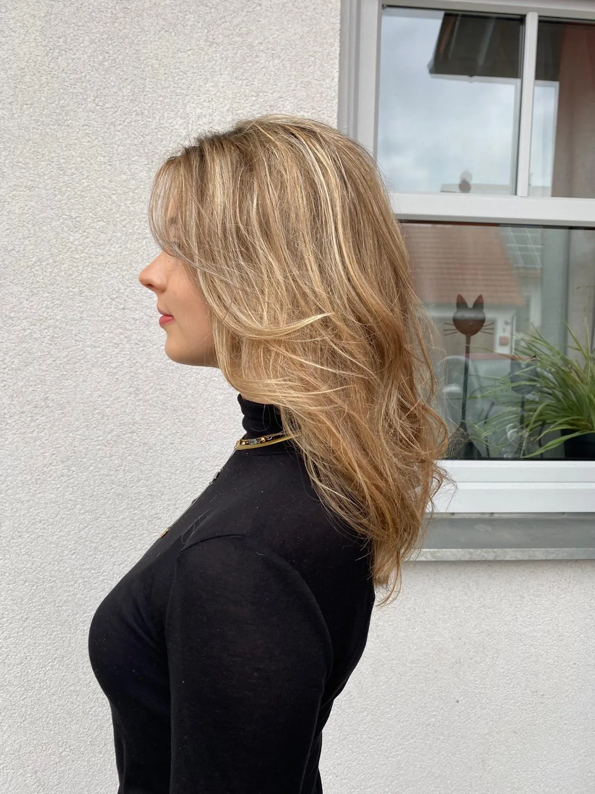 Langes blondes Haar mit abgestuften Längen in der Seitenansicht