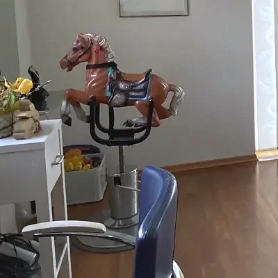 Kinderstuhl in Pferdeform im Salon von FRISÖR Inge