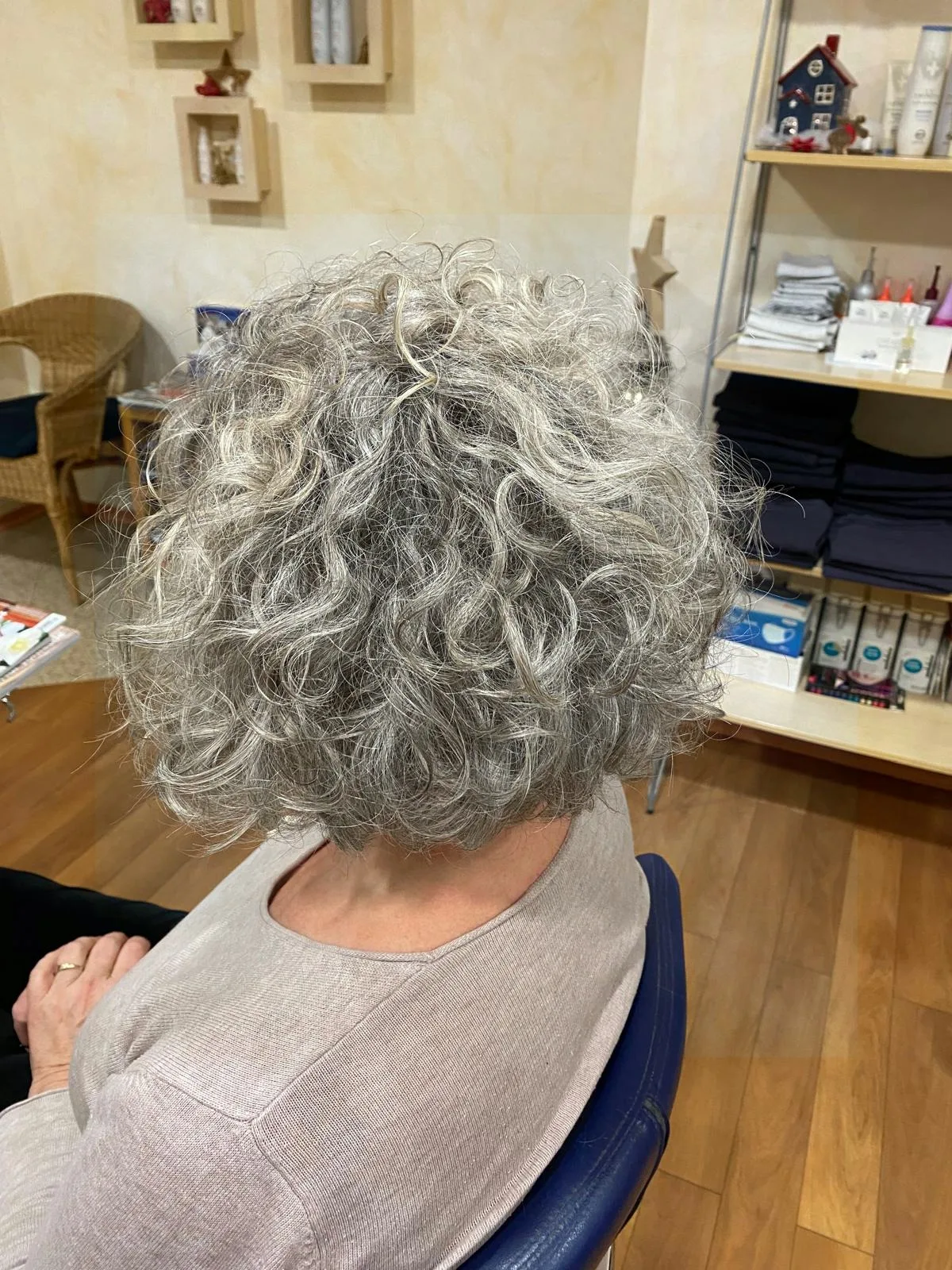 Graublondes Haar mit Dauerwelle in der Rückansicht